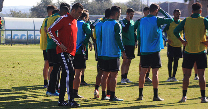 Raúl Agné junto al grupo mientras los jugadores escuchan a su segundo, Arnau Sala