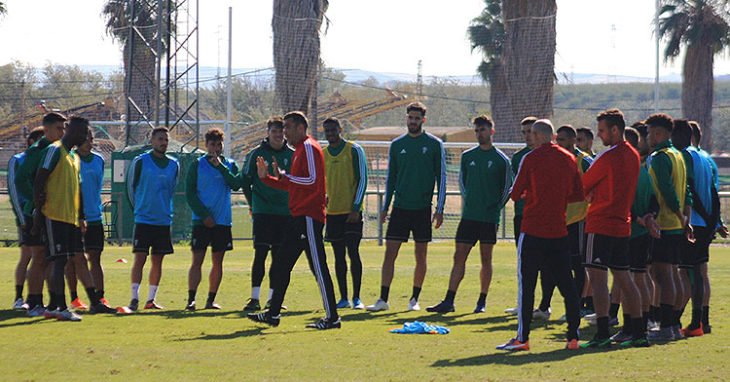 Raúl Agné dando instrucciones a sus hombres en su primera sesión de entrenamientos en la Ciudad Deportiva