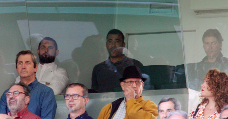 Raúl Agné siguió el partido desde uno de los palcos privados de El Arcángel acompañado por Alfonso Serrano y Jorge Rodríguez de Cózar