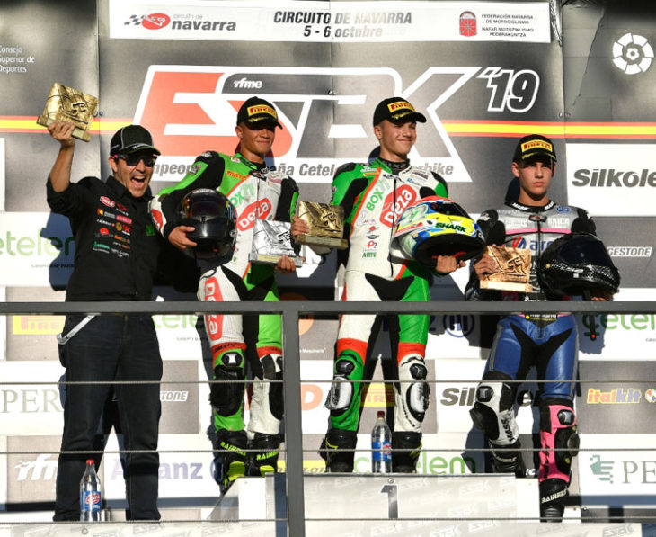El podio de la carrera sabatina de Superbikes Júnior con Álex en primera posición y Óscar en segunda, junto al jefe del equipo, Luis Castro. Foto: Fernando Sotoca
