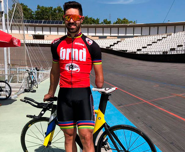 Alfonso Cabello sonriente antes de iniciar un entrenamiento en pista