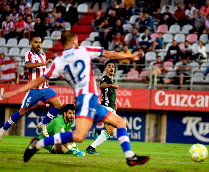 El tiro de Antonio Moyano que llevaba marchamo de gol hasta que lo sacó bajo palos BorjaEl tiro de Antonio Moyano que llevaba marchamo de gol hasta que lo sacó bajo palos Borja