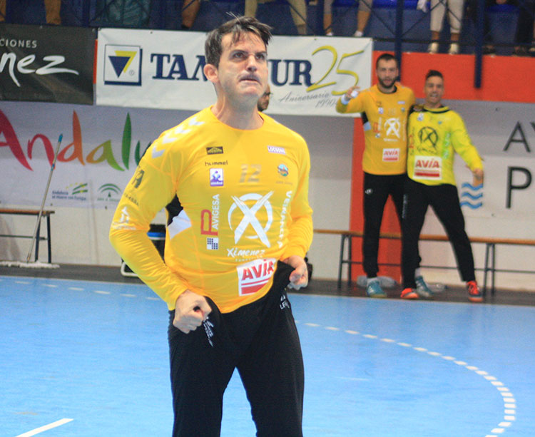 Álvaro de Hita expresando su rabia contenida tras la parada decisiva del partido que dio el triunfo al Ángel Ximénez