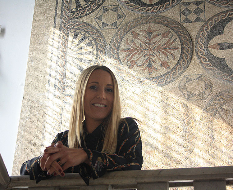 Ana Blasco posando en las escaleras de acceso a la planta donde se encuentra su despacho en la Diputación