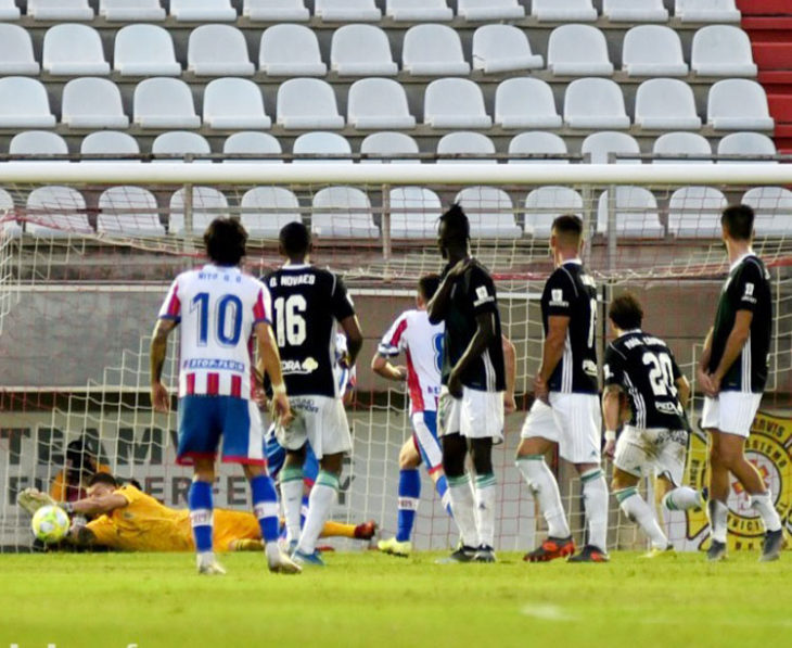 Isaac Becerra intentando sacar una de las muchas ocasiones del Algeciras. Foto: Córdoba CF