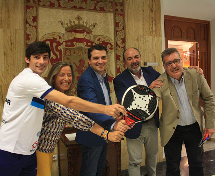 El jugador argentino Franco Stupaczuk, Isabel Albás, José María Bellido, Luis Torres y Manuel Torrejimeno en la previa de la presentación de la prueba del World Pádel Tour