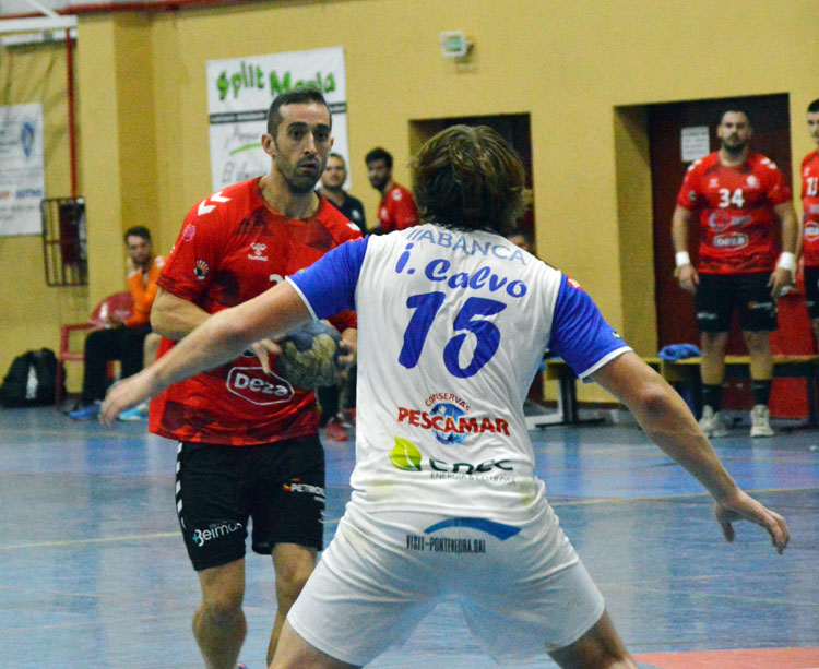 Alberto Requena intenta culminar un ataque cajista ante el Cisne. Foto: Cajasur Córdoba de Balonmano