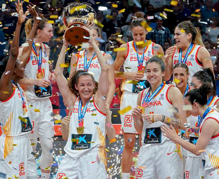 Las integrantes de la selección española de baloncesto femenino celebrando su título de campeonas de Europa