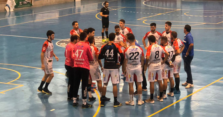 Los jugadores del Espectáculos Doble A BM Pozoblanco escuchando a su técnico Javier Martínez. Foto: CBM Pozoblanco