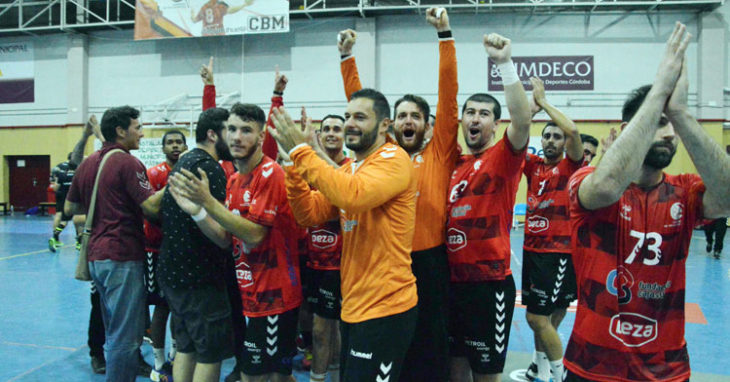 Los jugadores del Cajasur celebran su partidazo aplaudiendo a la afición. Foto: Cajasur CBM