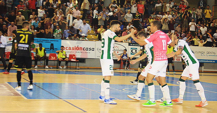 César y Koseky felicitando a Manu Leal tras el primer gol de los blanquiverdes con el que se inició la remontada