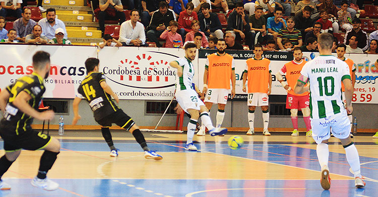 César desplaza el balón a la derecha ante la llegada de dos jugadores del O Parrullo