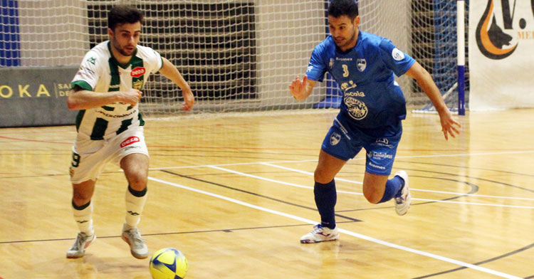 César conduce el balón en el partido del pasado viernes