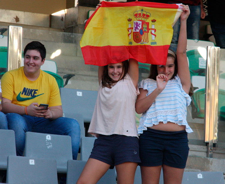 Dos jóvenes aficionadas mostrando la bandera de la selección Dos jóvenes aficionadas mostrando la bandera de la selección