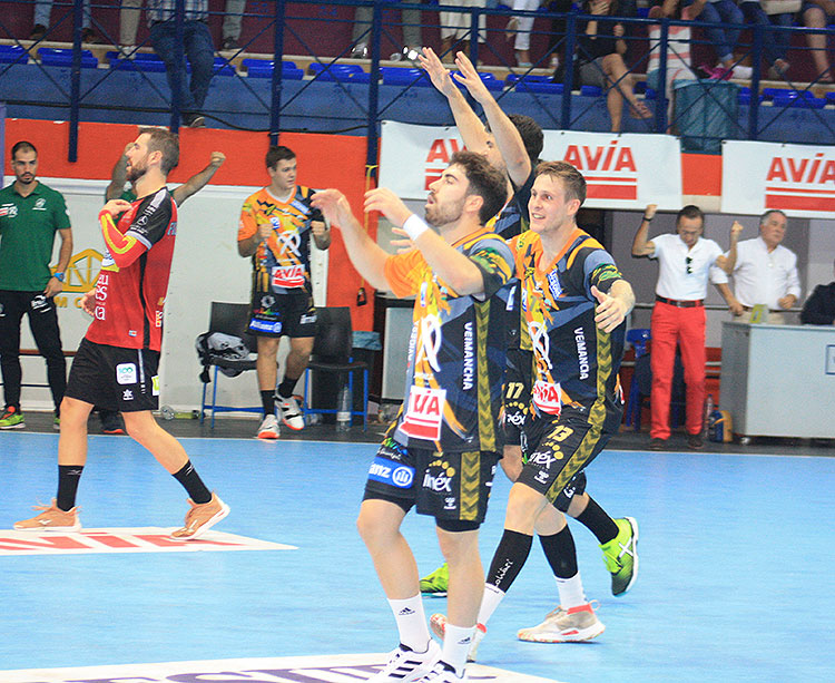 José Antonio Consuegra y Victor Alonso celebran el triunfo con la bocina final