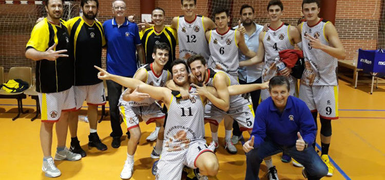 Los jugadores mineros felices tras su partidazo. Foto: CP Peñarroya