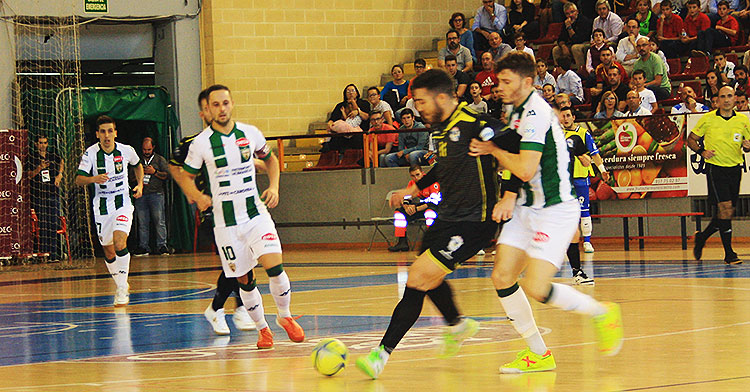 Cristian Cárdenas intenta obstaculizar la salida a la contra de un jugador del O Parrulo