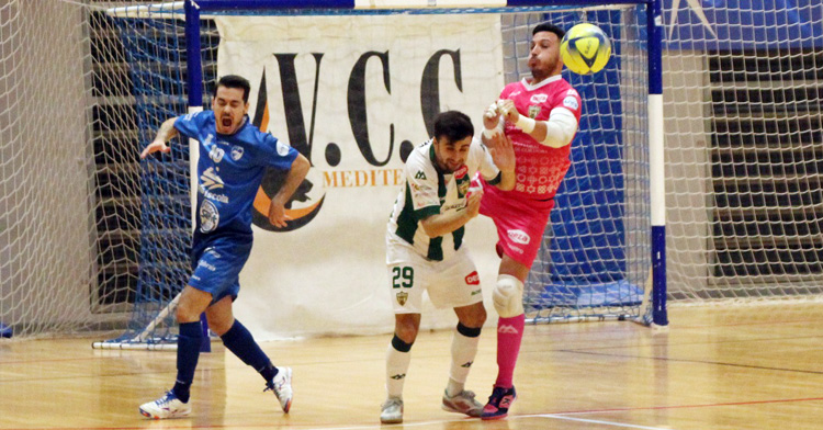 Cristian intenta un despeje en presencia de César