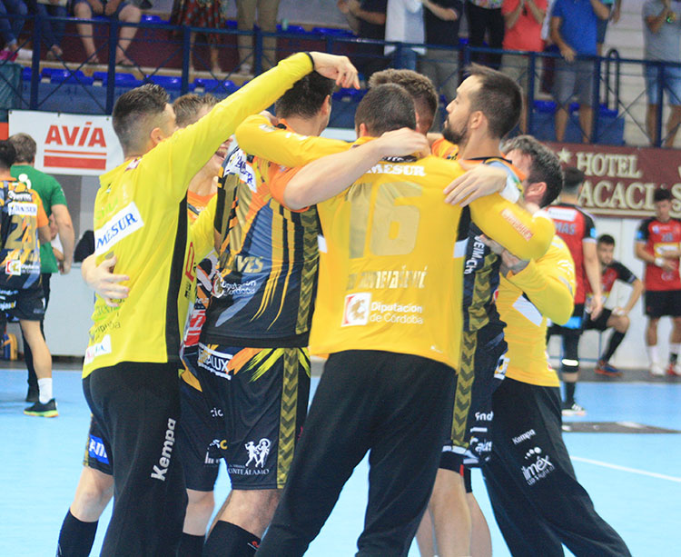 La piña que formaron los jugadores del Ángel Ximénez-Avia para celebrar su primer triunfo de la temporada