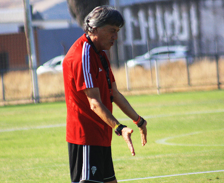 Enrique Martín mostrando su tensión ante sus pupilos
