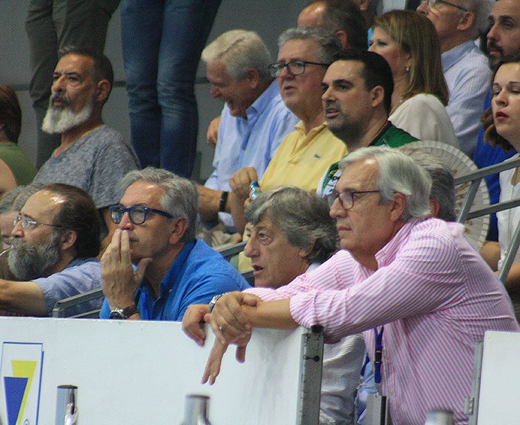 Enrique Martín presenciando el partido en Puente Genil entre el presidente del Ximénez, Mariano Jiménez, y el directivo Pineda