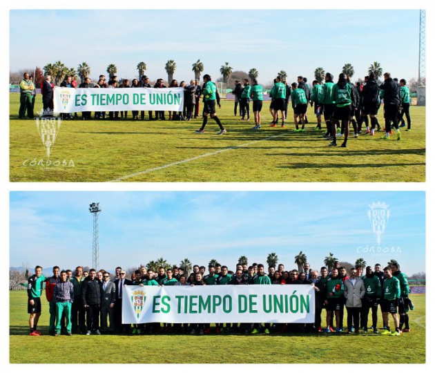 Los empleados y la plantilla del Córdoba CF, con el presidente, Alejandro González, intercalado junto a ellos sosteniendo aquella pancarta