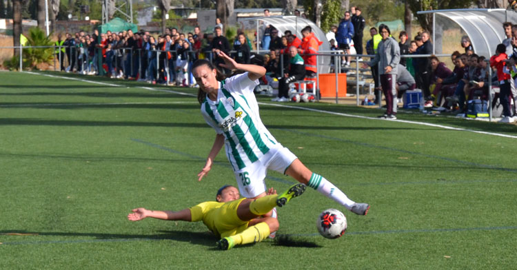 Una jugadora del Córdoba sufre una entrada de una rival. Autor: Javier Olivar