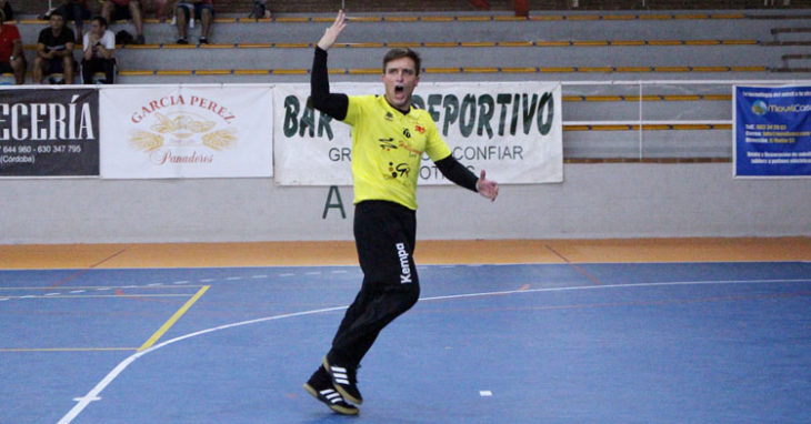 Fernando Torres, portero del ARS Palma Del Río, animando a la grada. Foto: Lorena Cuevas/ARS