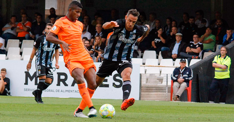 Fidel Escobar intentando tocar. Foto: Sport Cartagena