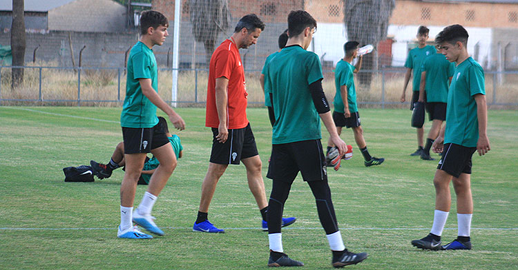 Gaspar Gálvez en un entrenamiento con sus chavales del Cadete Andaluza