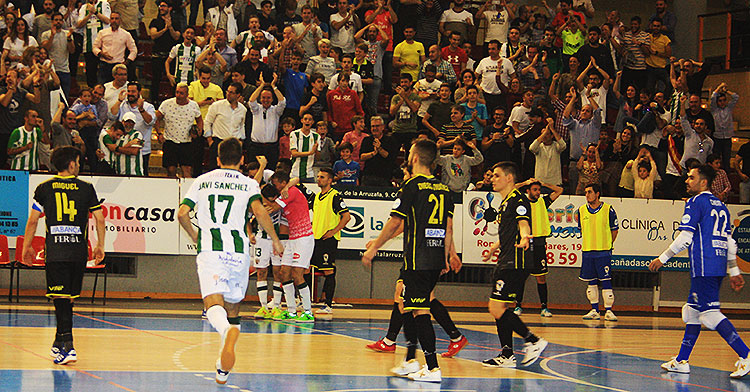 La celebración del tercer gol, el de la remontada, del Córdoba Patrimonio de la Humanidad ante el abatimiento de los gallegos