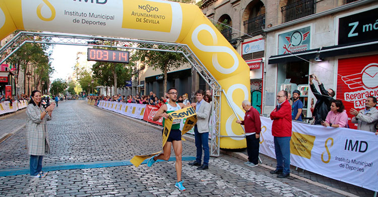 Juan Ignacio Grondona entrando victorioso en la meta de la prueba celebrada en el casco histórico de Sevilla