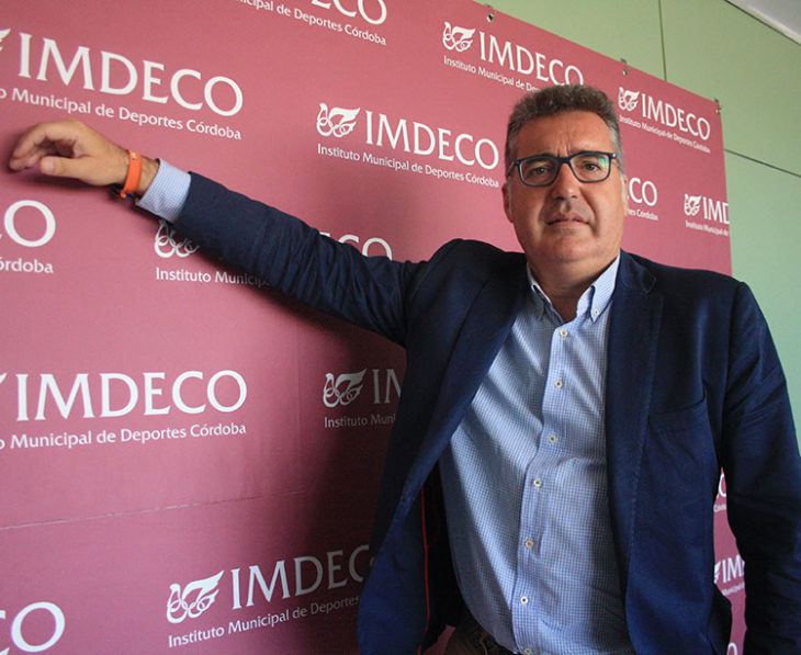 El presidente del IMDECO. Manuel Torrejieno posando junto a una trasera con el logotipo de su concejalía