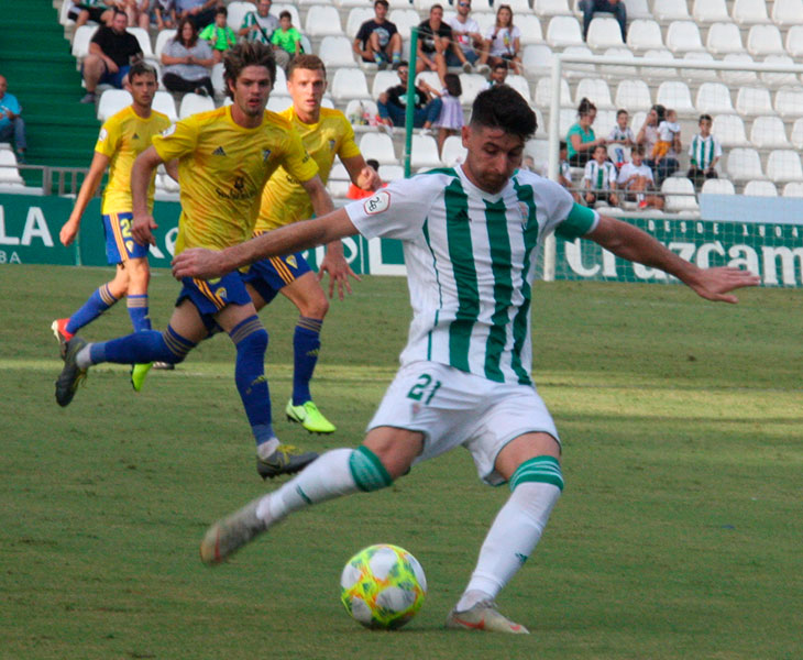 Javi Flores busca un pase en largo libre de marca