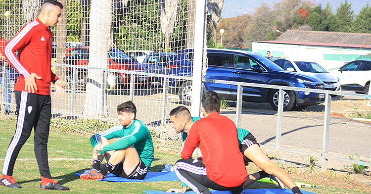Javi Flores y José Antonio González siguiendo el primer entrenamiento de Raúl Agné acompañados por los fisioterapeutas