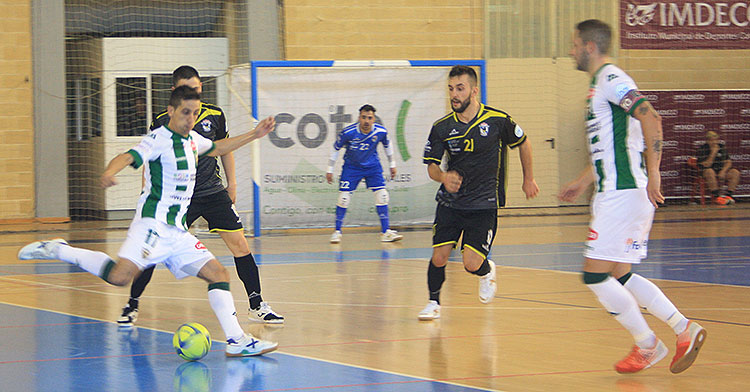 Javi Sánchez buscando un cambio en la orientación del juego ante la presión gallega