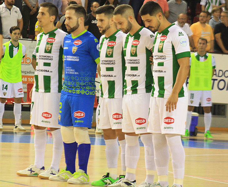 El quinteto inicial blanquiverde al copo de cordobeses durante el minuto de silencio