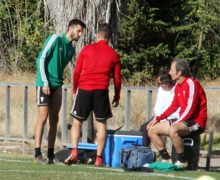 José Antonio González habla con el cuerpo médico tras salirse del entrenamiento de este miércoles. Autor: Paco Jiménez
