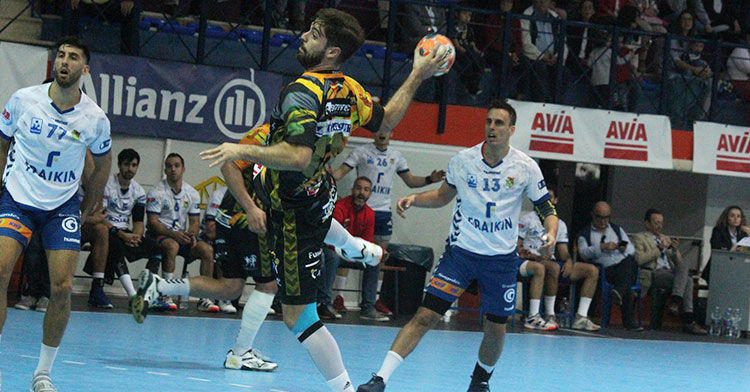 Juan Castro arma su brazo ante la defensa del Fraikin Granollers