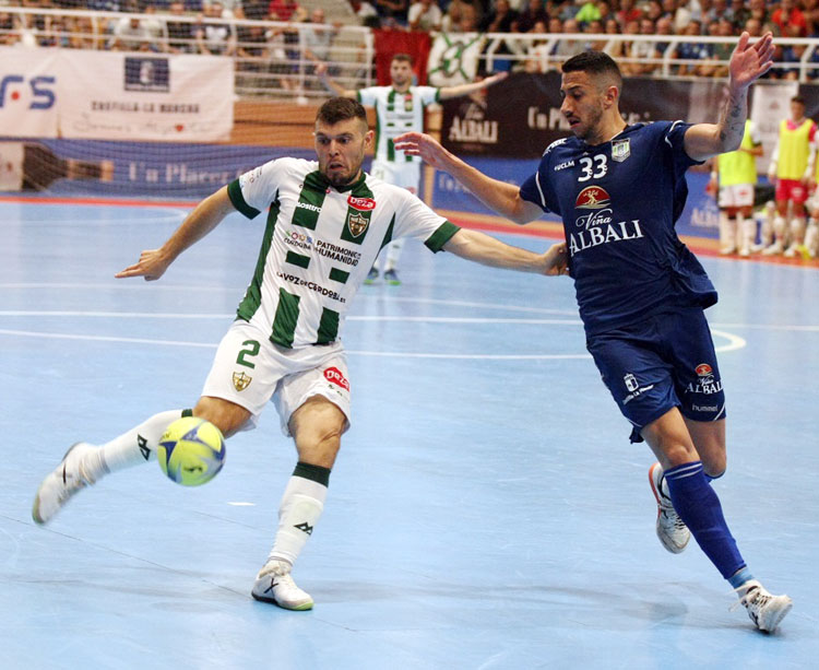 Juanra intentando un pase en el Pabellón Virgen de la Cabeza