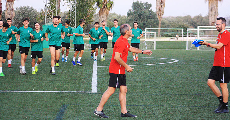 El juvenil de División de Honor de Iñaqui López Murga haciendo carrera continua al inicio de una sesión de entrenamientos