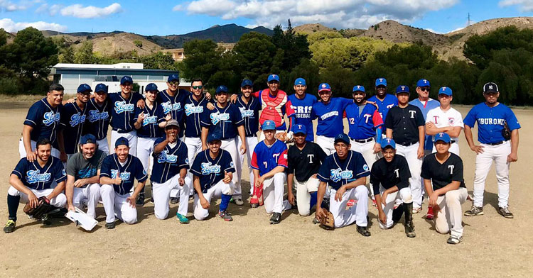 Los jugadores del Kyrios posan junto a los Tiburones de Málaga tras un amistoso el pasado fin de semana