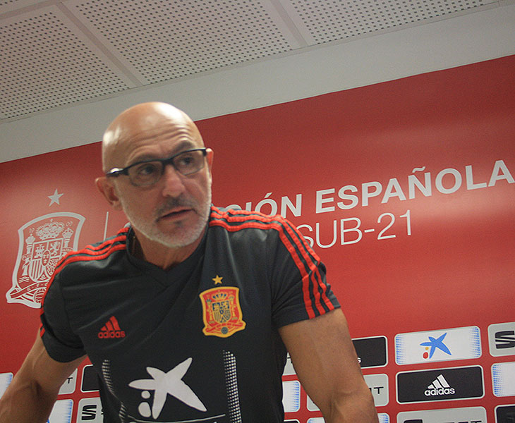 El seleccionador nacional Sub 21, Luis de la Fuente, tras acabar su compareenia ante los medios en El Arcángel