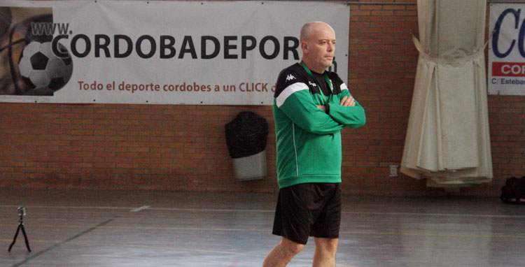 Macario sigue las evoluciones del equipo en el Guadalquivir. Autor: Paco Jiménez