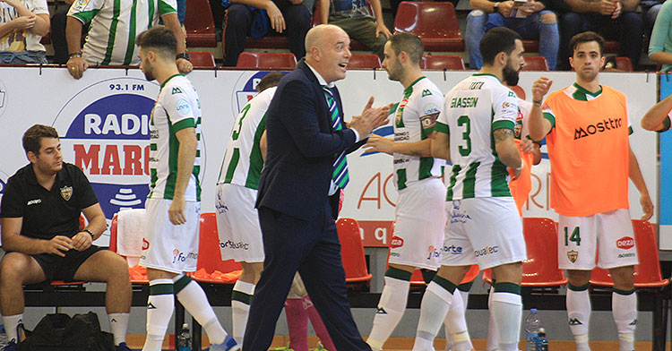 Macario animando a sus hombres en la banda del Vista AlegreMacario animando a sus hombres en la banda del Vista Alegre