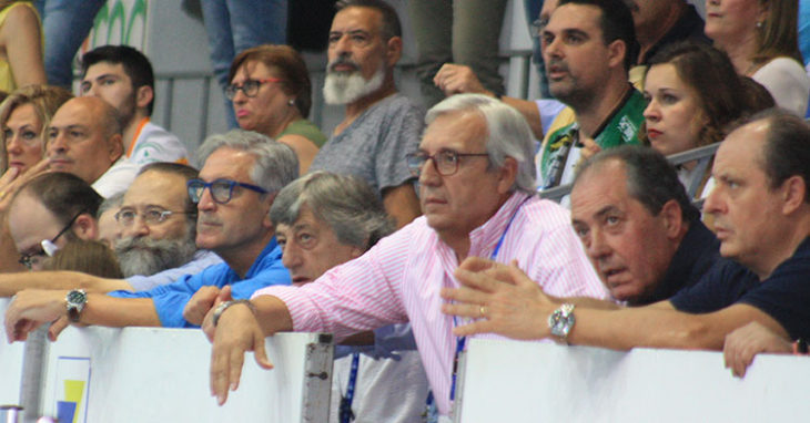 Mariano Jiménez siguiendo el juego de su equipo junto al técnico del Córdoba CF, Enrique Martín