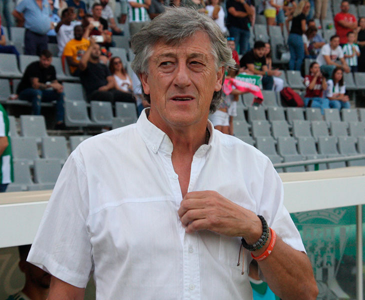 Enrique Martín tranquilo en la banda en los prolegómenos del partido