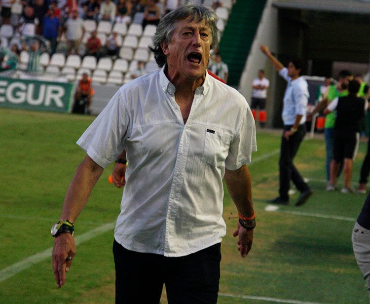 Enloquecido. Enrique Martín cantando el gol de la victoria de su equipo ante el Cádiz B