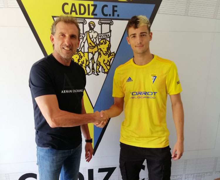 Nieto el día de su fichaje con el Cádiz B. Foto: Cádiz CF