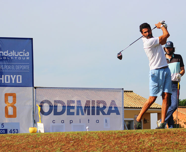 El ex torero Óscar Higares en la salida del hoyo 8 de Zaudín